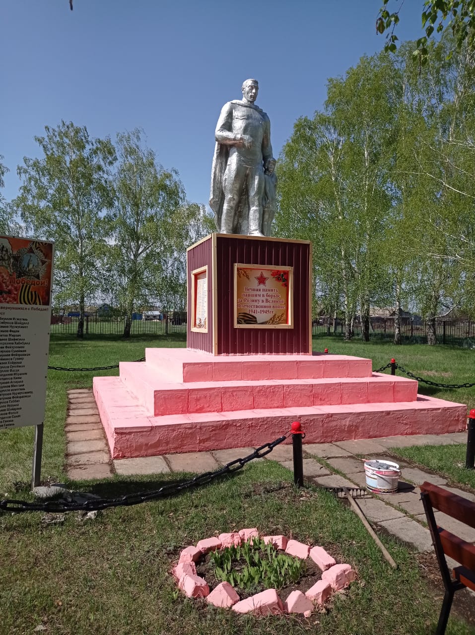Памятник  погибшим в ВОВ 1941-1945гг.).
