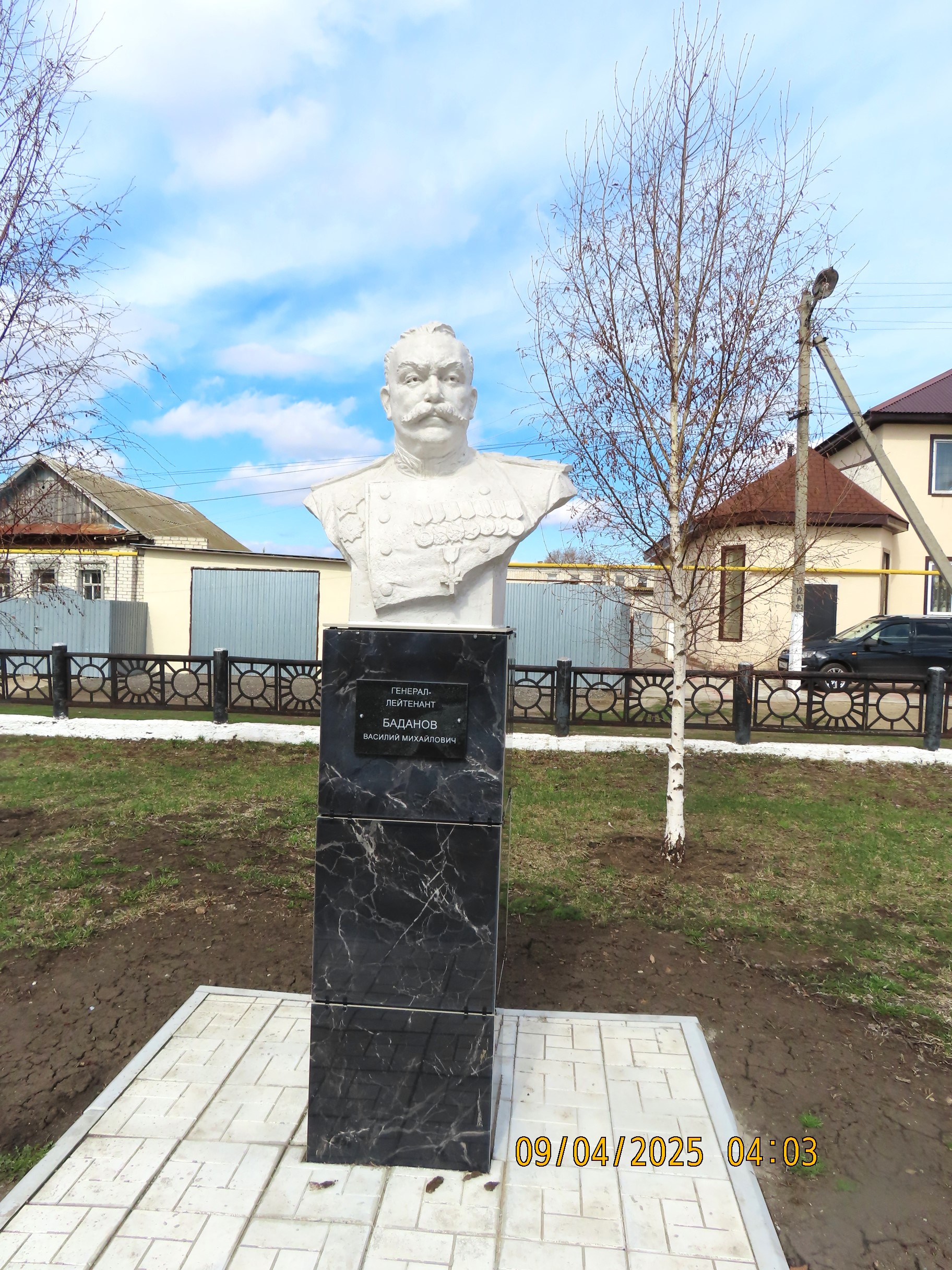 Бюст герою земляку Баданову Василию Михайловичу 1895-1971.