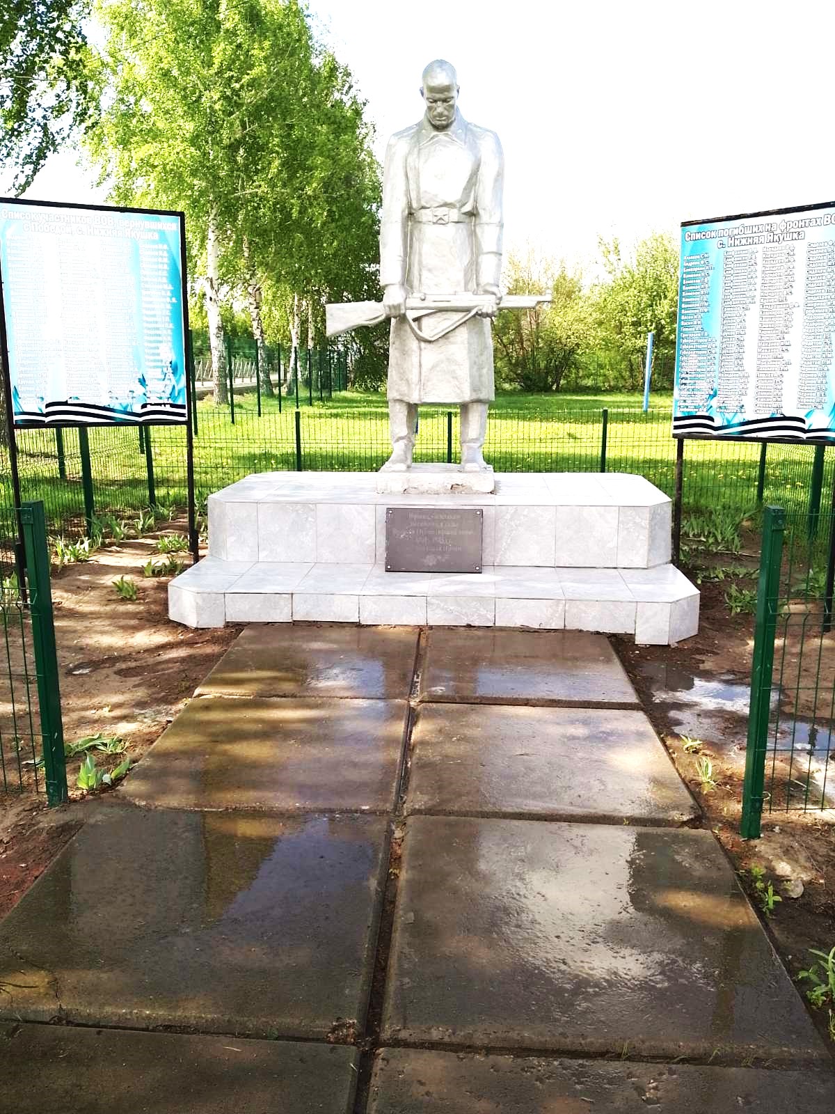 Памятник погибшим воинам.