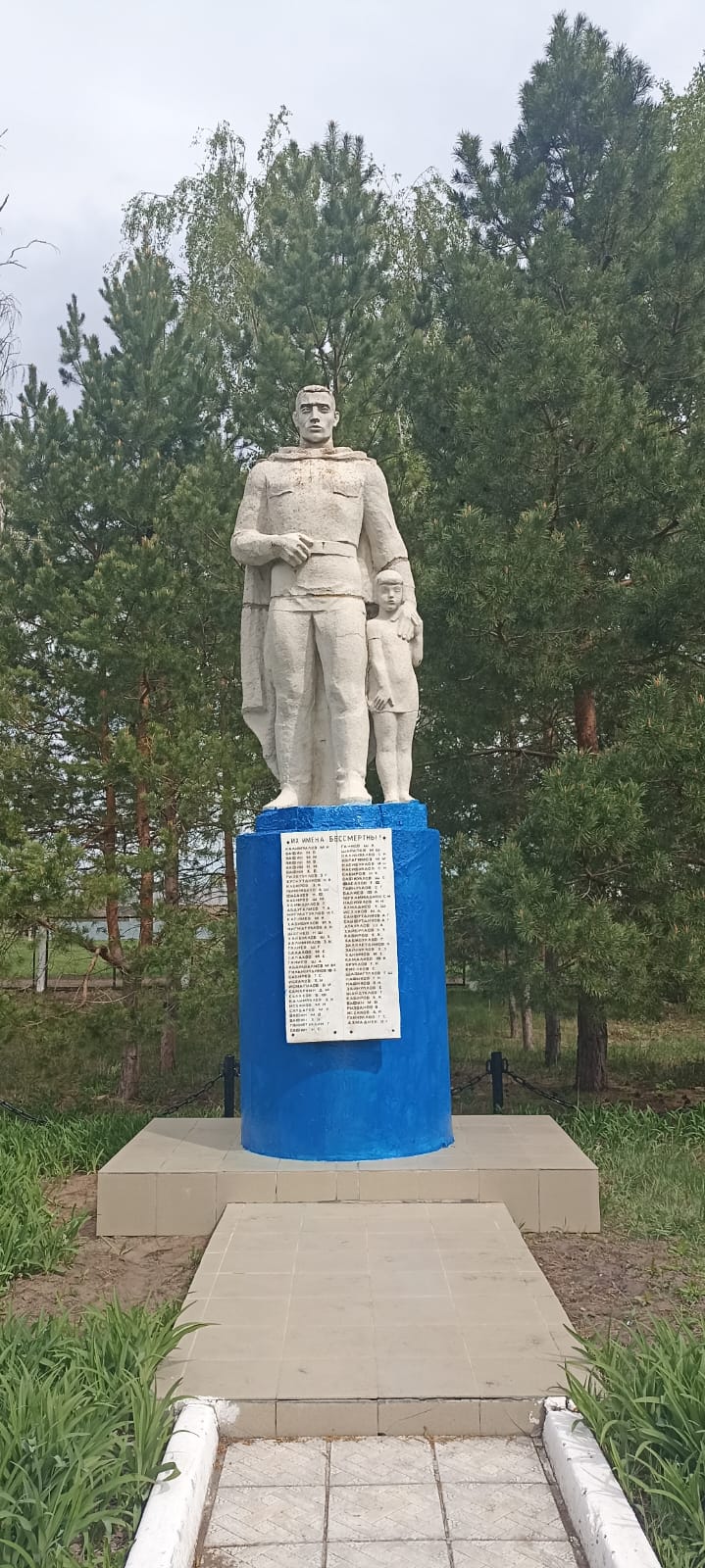 Памятник погибшим воинам.