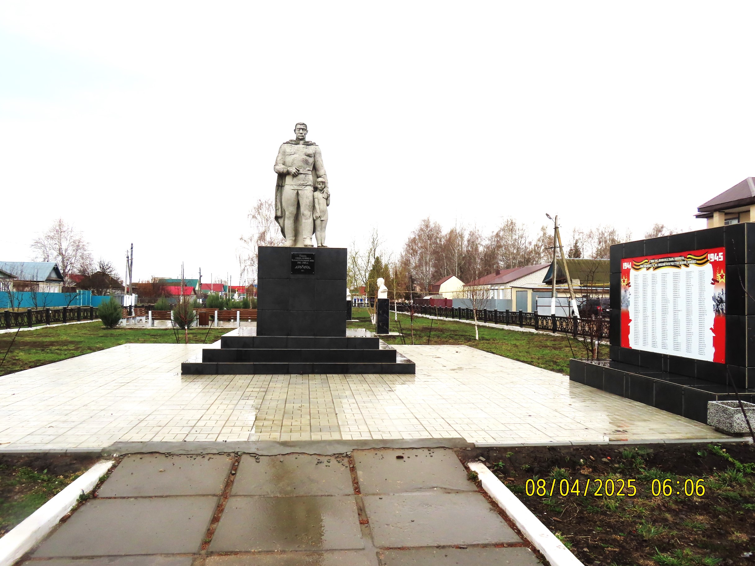 Памятник погибшим воинам.