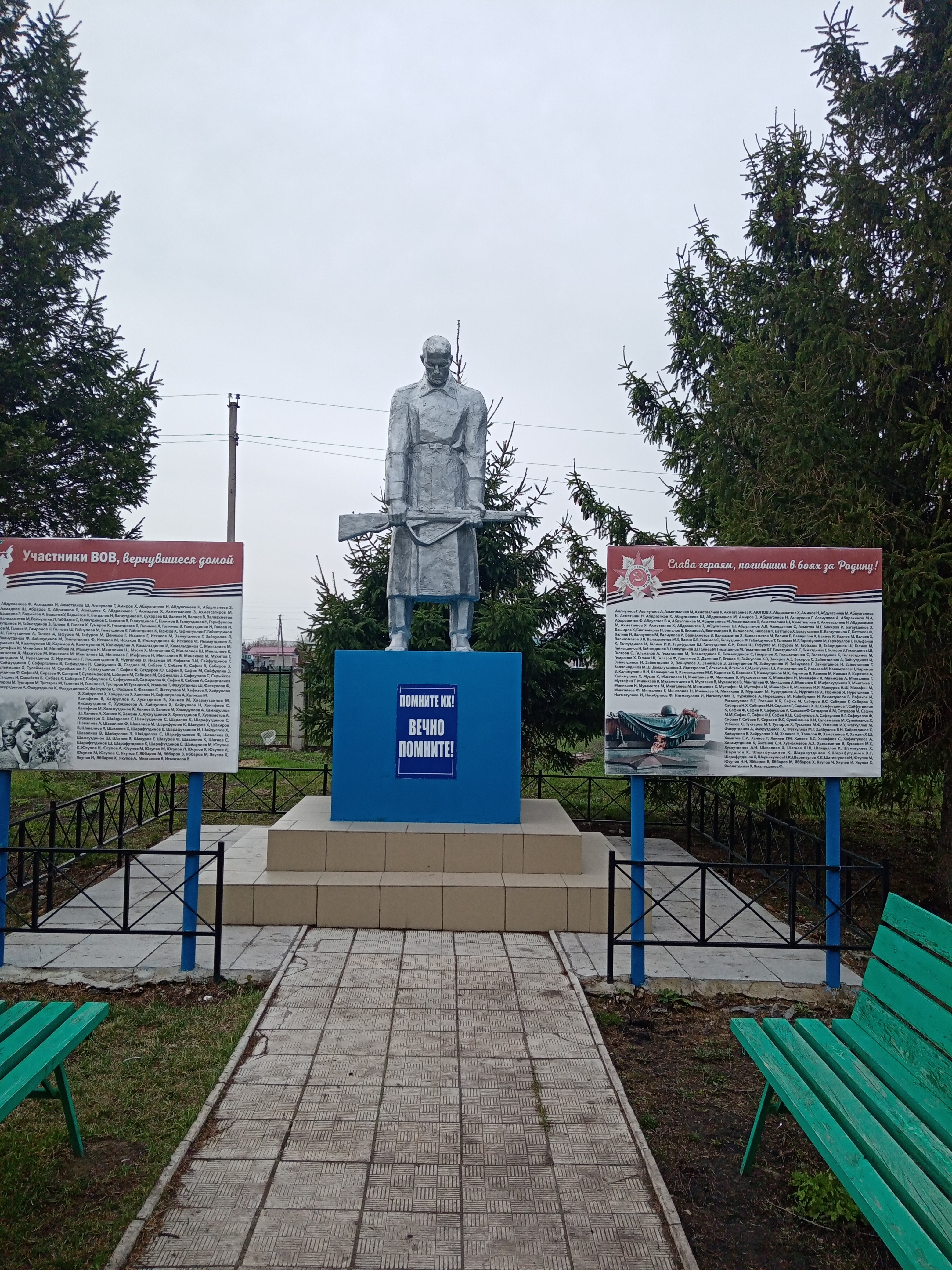 Памятник погибшим воинам.