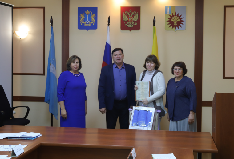 Глава администрации муниципального образования "Новомалыклинский район" А. П. Пуреськина вручила свидетельство о рождении второго ребёнка в семье Горбуновых. Глава администрации муниципального образования "Новомалыклинский район" А. П. Пуреськина вручила свидетельство о рождении второго ребёнка в семье Горбуновых.